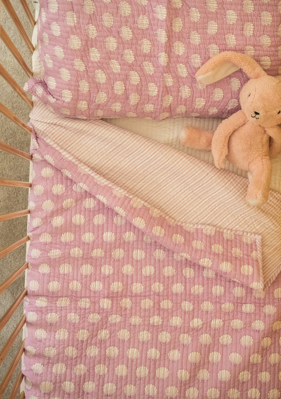 Spotlight top cot quilt